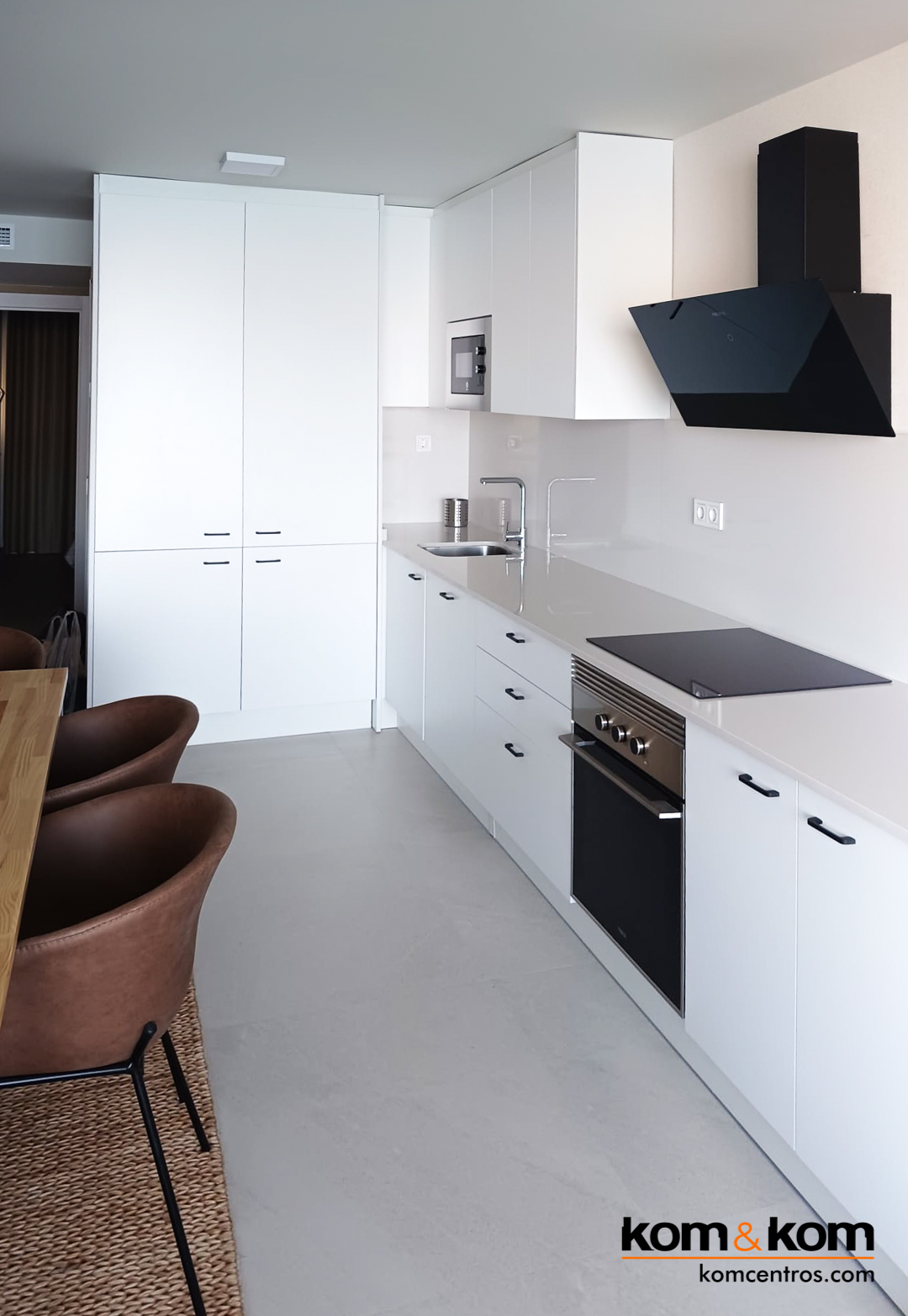 cocina blanca, negra, gris e inox hecha a medida por Kom&Kom
